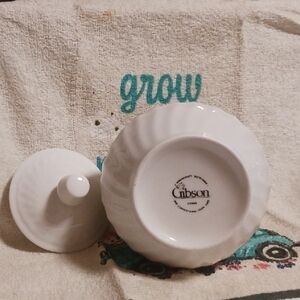 Gibson Classic White Ceramic Bowl with Lid